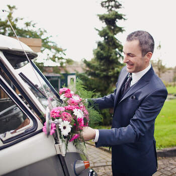 Sin duda estas furgonetas antiguas de Volskwagen son una gran opción si le quieres dar un aire retro a tu boda. Foto: 2Rings Trouwfotografie y Feestudio