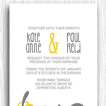 Invitación de boda de diseño vertical, con tipografía en amarillo y gris. Foto: Doodle Dew Designs vía Etsy