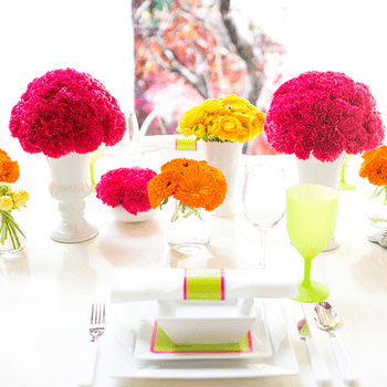 Centros de mesa para una boda en color neón. Foto: Cathrin D'Entremont
