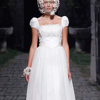Vestido de novia con escote cuadrado y talle ceñido, de Victorio &amp; Lucchino. Foto: Barcelona Bridal Week