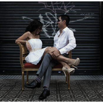 Original imagen de pre-boda en las calles de Madrid. Foto: Roberto y María