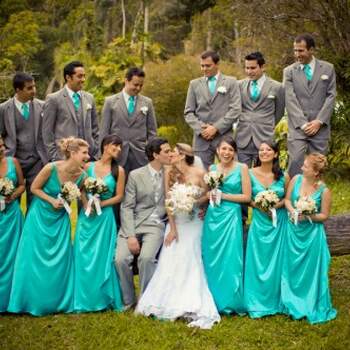 Rien de tel que de jouer avec les couleurs de la décoration ! Des demoiselles d'honneur en turquoise : un mariage haut en couleurs ! Crédit photo : Layla Eloa