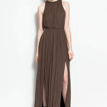 Braunes Kleid mit hohem Beinausschnitt. Foto. www.zara.com