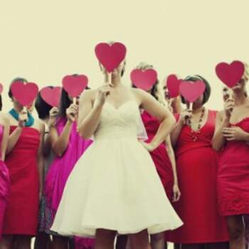 Una divertida escena de la novia con su séquito de damas de honor, en diferentes gamas de rosa y fucsia. Foto: Organiser un marriage