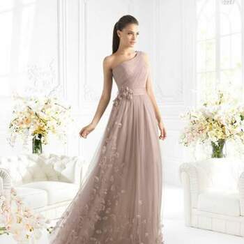 Seja como madrinha ou convidada, queremos estar impecáveis em casamentos! E a coleção 2013 de vestidos de festa La Sposa, além de lindos, te deixarão com um look elegante!