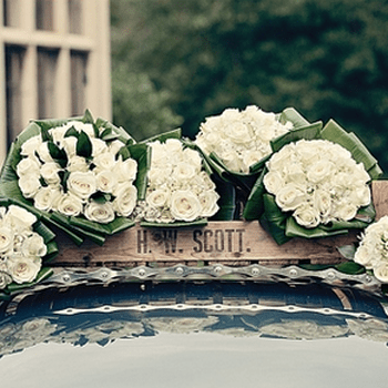 Ślub stylizowany: vintage. Dekoracja samochodu.