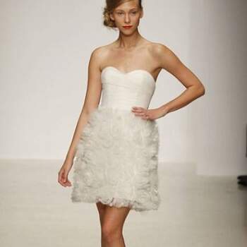 Amsale opta por las plumas para confeccionar la falda de este modelo corto de su colección nupcial.New Amsale wedding dresses spring.Foto: New York Bridal Fashion Week