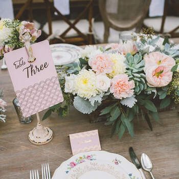 Mesa con vajilla de flores y tonos rosados. Credits: Anna Delores Photography