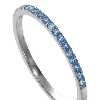 Si quieres darle un toque azul a tus joyas de novia, este anillo de zafiros es una muy buena opción. Foto: Chancejoyas.