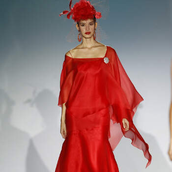 O vermelho parece ser a estrela da estação! Primeiro, surpreendeu-nos nas colecções de vestidos de noiva 2013... e agora mostramos-lhe como também reina no universo da moda para convidadas.
