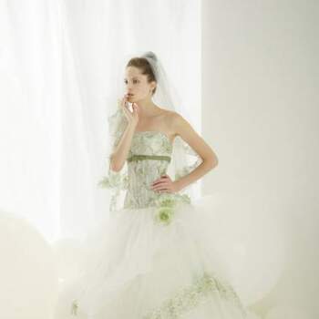A coleção 2013 de vestidos de noiva da Le Rose &amp; Co. Spose, além de delicada e romântica, têm detalhes em verde para noivas que querem fugir do tradicional. Inspire-se nos lindos modelos!