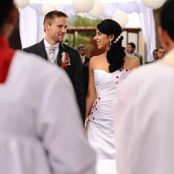 Un vestido con ligeros toques de rojo es la opción de las novias que quieren arriesgar sin romper del todo con la tradición. Foto: Juya Fotógrafo
