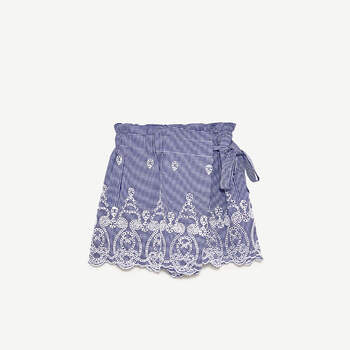 Falda pantalón troquelado de Zara (19,99 euros)