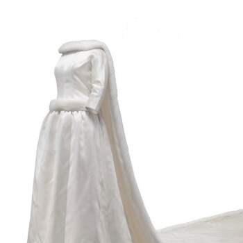 El vestido de novia de Fabiola de Mora y Aragón, para su boda con el rey Balduino de Bélgica, fue realizado en los talleres de Madrid en 1960. Satén de color marfil y visón blanco. Foto: Museo Cristóbal Balenciaga.