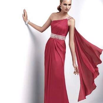 Vermelho é a cor da paixão e também é perfeita para uma madrinha que deseja estar impecável e bem vestida. Veja estas inspirações de vestidos vermelhos que separamos para você!