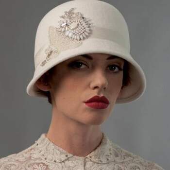Caso esteja buscando uma alternativa para o véu, os chapéus são ótimas alternativas e está cada vez mais popular entre as noivas. Inspire-se na coleção Louise Greem Millinerry.