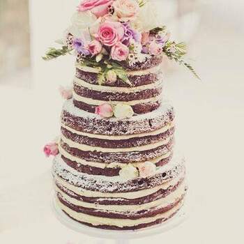 Os naked cakes continuam a ser uma opção de bolos de casamento muito procurada pelos noivos | Créditos: Receitas Com Segredo