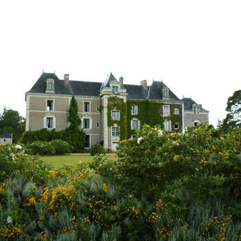 Photo : Château de Chambiers - Située entre la Vallée de La Loire et la Vallée du Loir, cette adresse s'inscrit en plein cœur de la forêt. Profitez autant que vous le pourrez de ce petit bijou et de son écrin de verdure.