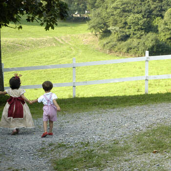 A 30 km de Bilbao, ofrece un espacio enorme con prados vallados para que los niños corran por él con total seguridad. 
