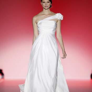 Décolleté asymétrique, fluidité et élégance caractérisent cette robe Hannibal Laguna 2013. Photo : Barcelona Bridal Week