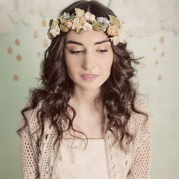 A tendência da noiva bohemia está em alta. O estilo boho nos casamentos dão um charme a mais às festas e cerimônias. As coroas de flores combinam perfeitamente com este estilo, confira esses modelos e escolha a sua!