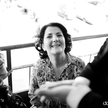 Bonita instantánea de la madre en los momentos previos a la salida de su hija de casa hacia la iglesia. Foto: Dani Alda.