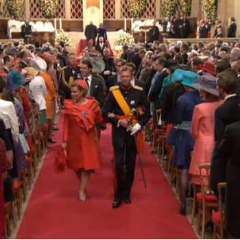 El príncipe caminando hacia el altar con su madre, la Gran Duquesa María Teresa de Luxemburgo. Foto: RTL News
