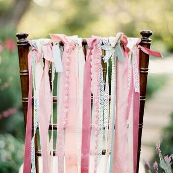 Utilizar fitas é uma forma diferente de decorar seu casamento. Além de dar um efeito lindo, pode ser feito por você mesma. Inspire-se nestas ideias de decoração. Da mesa de doces às cadeiras.