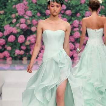 En este vestido, ideal para las novias que quieren lucir pierna, Atelier Aimée Montenapoleone apuesta por un tono más verdoso. Foto:Atelier Aimée Montenapoleone.
