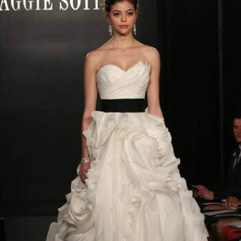 Maggie Sottero también apuesta por el negro en su colección de 2013 con este modelo con escote corazón y cinturón. Foto: Maggie Sottero