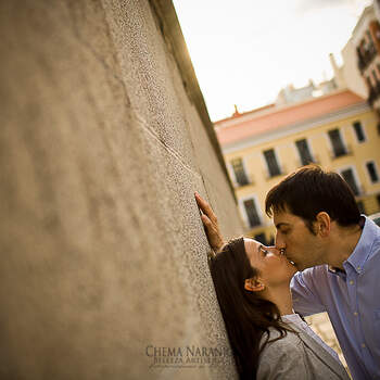Un beso apoyados en una pared. Una preciosa y sencilla imagen para captar en una pre-boda urbana. Foto: Chema Naranjo.