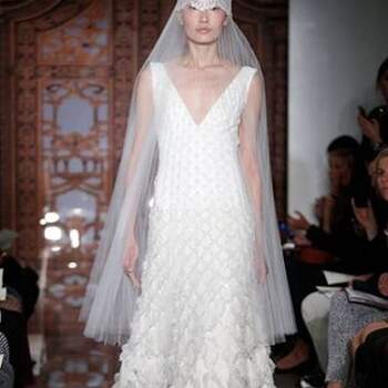 Parece existir uma tendência generalizada para aposta no branco imaculado nas colecções de vestidos de noiva Outono 2013. Do desfile de Reem Acra, destacamos a originalidade dos véus e a aposta em vários modelos curtos.