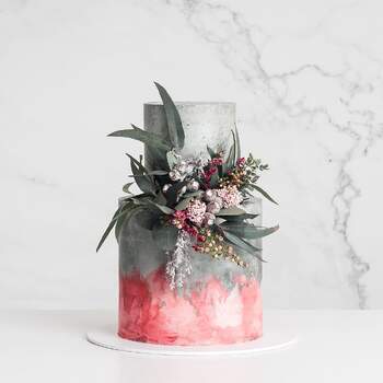 Foto: Cake Ink - Pastel elegante en tonos grises y rojos con flores silvestres