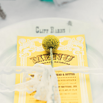 El menú de la boda también en amarillo y blanco.