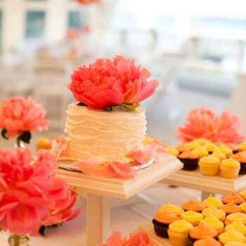 Petits gâteaux décorés d'une crème corail - Crédit photo: Mariage Original