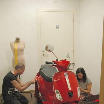 Acompanhe a decoração de uma scooter da lendária marca Vespa, como se se tratasse de uma noiva a dar os últimos retoques no seu vestido. E que vestido!