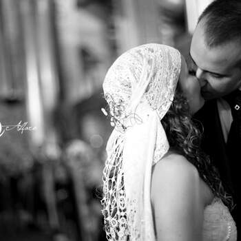 Otros sellan su boda con un bonito beso en los labios. Foto: Fotocine de boda.