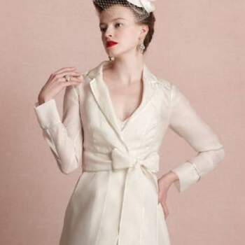 Un abrigo blanco puede ser el complemento perfecto a tu vestido de novia. Foto: BHLDN