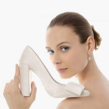 O sapato da noiva deve ser confortável. Além disto, tem que ser lindo para compor o look mais importante do dia! Inspire-se nos lindos modelos de sapatos Rosa Clará 2012.