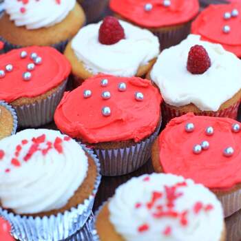 Cupcakes especiales para enamorados, con detalles en blanco y rojo, y diminutas perlas. Foto: <a title="Bestshot" href="http://www.bestshot.nl/" target="_blank">Bestshot.nl</a>