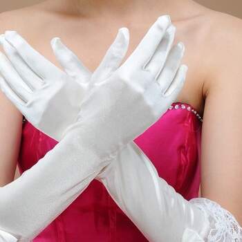 Con estos guantes de satén y encaje volverás a la época de Sissi Emperatriz. Foto: Noviamor