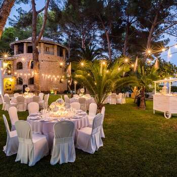 Si os casáis en Ibiza, este hotel rústico de estilo vanguardista dispone de todos los servicios necesarios para una boda de ensueño: instalaciones, gastronomía, música y decoración, entre otras comodidades.