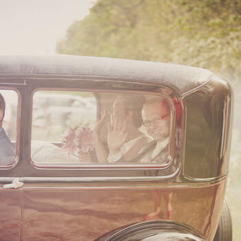 Elegante modelo antiguo de Mercedes. Foto: 2Rings Trouwfotografie y Feestudio