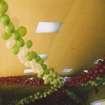 Ballons en guirlandes aux couleurs du mariage. - Photo : the integer club