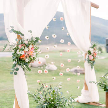 Ambientes con cortinas y arcos de flores en tu matrimonio. ¡Un toque  personal que gustará a todos!