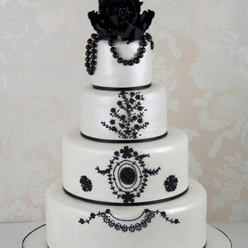 Se reproducen los bordados del vestido con Royal Icing y coronando la tarta una gran peonía y joyas de azúcar negro.