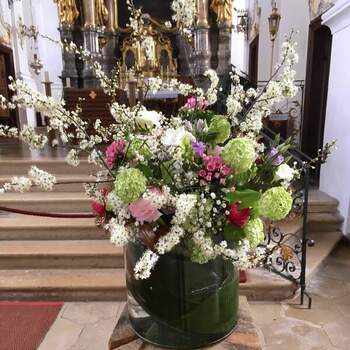 Blumendeko in der Kirche von Floristik-Blumen mit Stil, für eine lebendige, bunte Frühlingshochzeit 