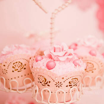 Preciosos cupcakes decorados en color rosa y detalles románticos. Foto: Amy Atlas