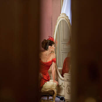 La actriz pone su talento a prueba de superticiones, retratándose rodeada de espejos rotos, gatos negros y escales abiertas. Foto: Francesco Pizzo