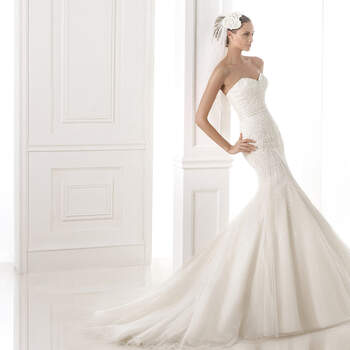 <a href="http://zankyou.9nl.de/zyii">Click here for an appointment at Pronovias and view their new 2015 collection.</a> 